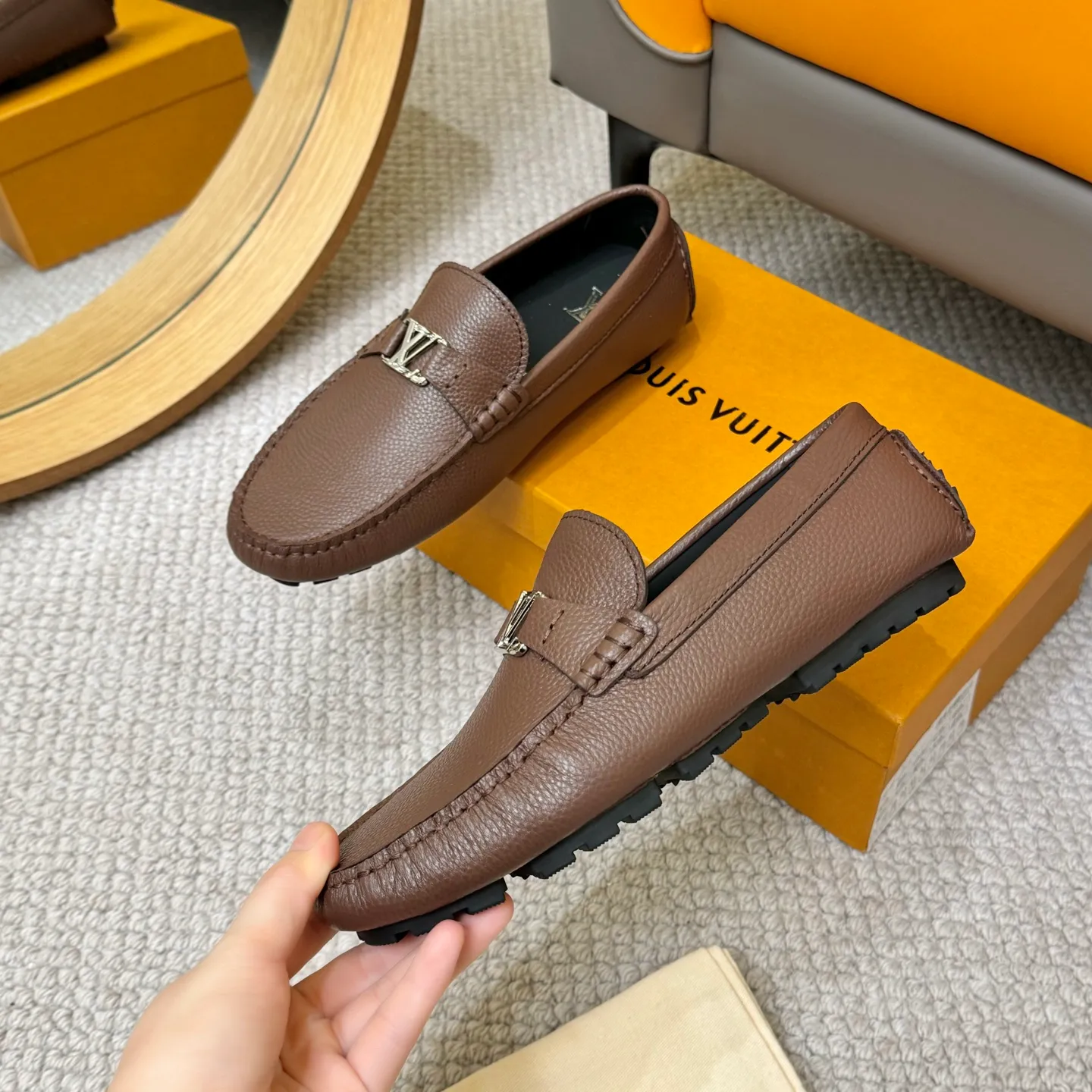 Men's men's shoes 💰420 (Yangli) LV 2⃣️0⃣️2⃣️5️⃣Spring and summer counter GLORIA series models ✈️Original factory special leather production, original last type. A classic driving slip-on casual shoe that shows an elegant style with exquisite craftsmanship details such as Monogram embossing all over the upper🌀Italian imported calfskin fabric Sheepskin foot pads➕Inside～Private mold replica sole Unique style Comfortable driving slip-on Size: 4-12 (38-46) Comes with [Counter packaging: original box, wrapping paper, card, instruction manual, shoehorn, cloth bag] No pressure to enter and leave the counter!